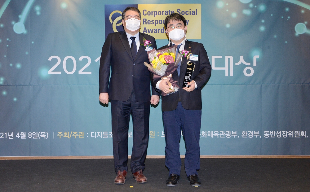 왼쪽부터 디지틀조선일보 김영수 대표이사와 롯데건설 미래혁신담당임원 한정호 상무 / 사진=롯데건설