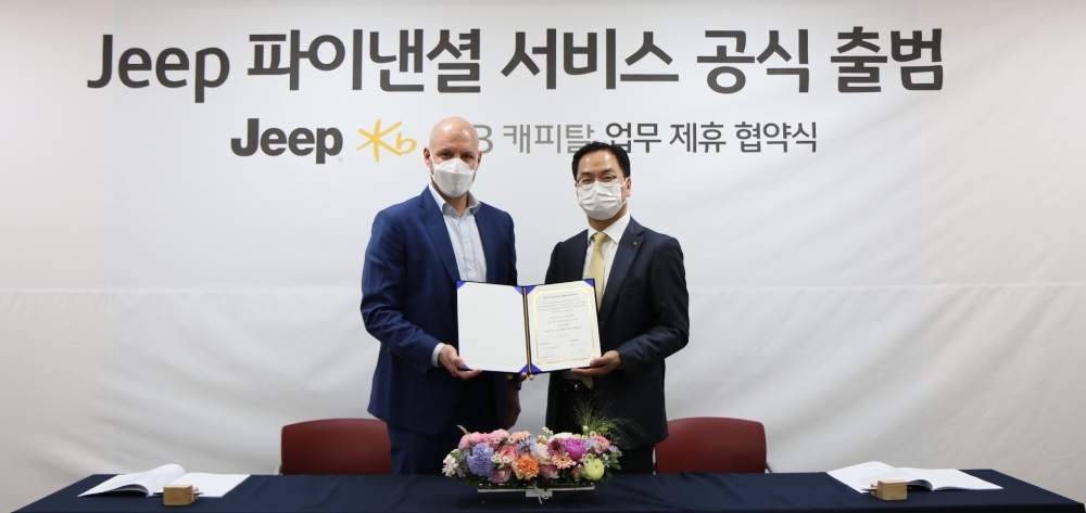 황수남 KB캐피탈 대표이사(오른쪽)와 제이크 아우만(Jake Aumann) FCA코리아 대표이사(왼쪽)가 12일 전속 금융 제휴 협약을 체결한 후 기념촬영을 하고 있다. /사진제공=KB캐피탈