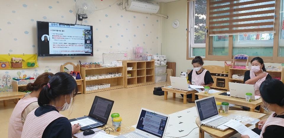 부산신항13단지 부영 사랑으로 어린이집 교사들이 비대면 교육을 받고 있는 모습/사진=부영그룹