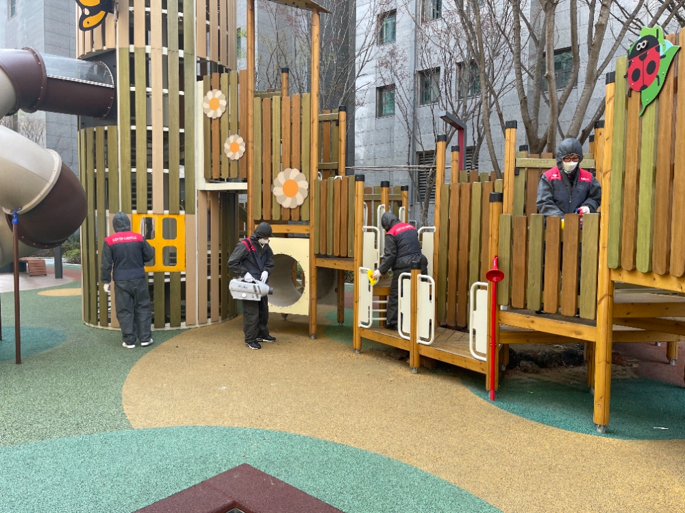 롯데건설이 고덕 롯데캐슬 베네루체 아파트의 어린이 놀이터를 방역하고 있다. / 사진=롯데건설