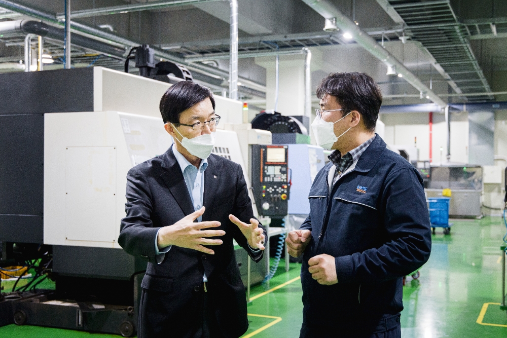 방문규 한국수출입은행장(왼쪽)이 국가전략산업인 반도체 산업분야에 대한 금융지원과 소통 강화를 위해 14일 오후 경기도 이천시에 있는 반도체 소재기업 디에스테크노를 방문, 정연웅 디에스테크노 본부장과 면담을 하고 있다. /사진제공=한국수출입은행