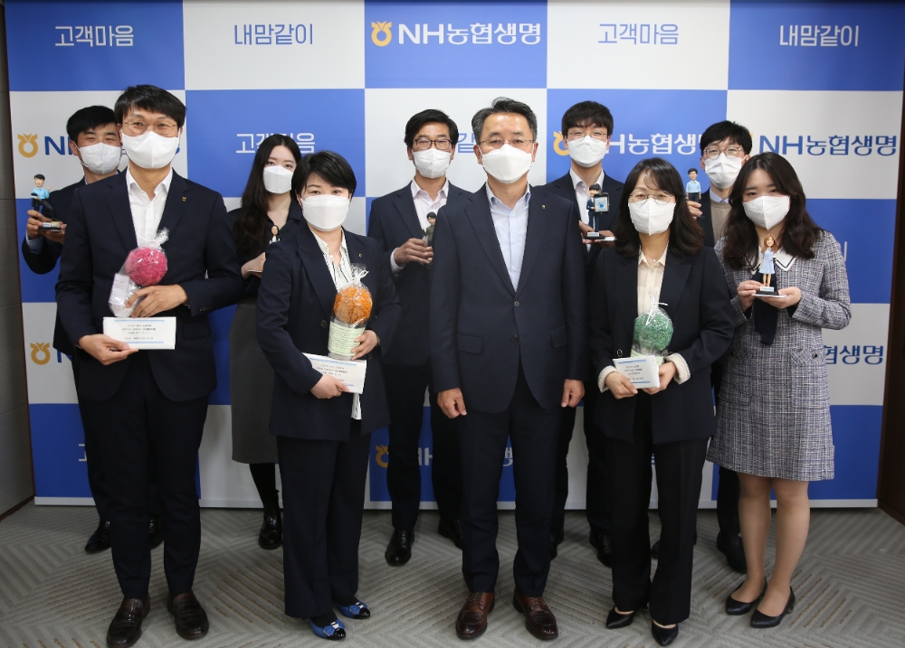 김인태 NH농협생명 대표이사(앞줄 왼쪽 세번째)와 우수팀, 직원이 시상식 후 기념촬영을 하고 있다./사진=NH농협생명