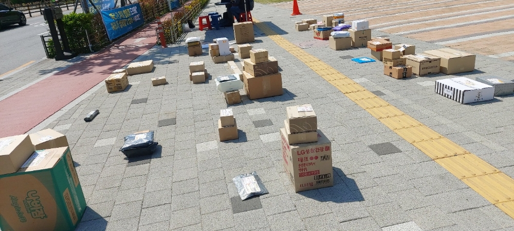 서울 강동구 고덕동 그라시움 아파트 입구 앞 택배 상자가 널브러져 있다. / 사진=한국금융신문