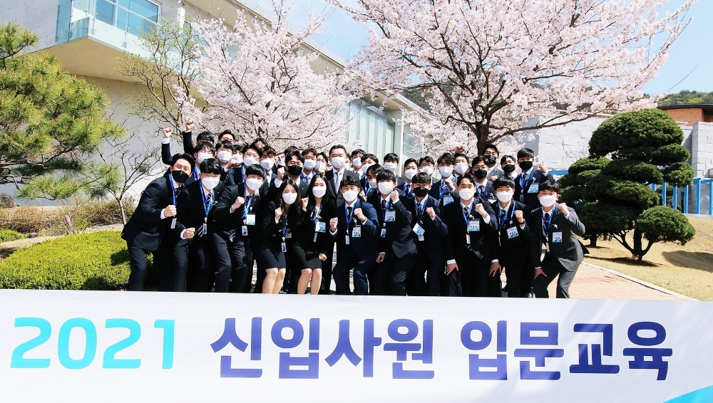 170대 1의 경쟁률을 뚫고 입사한 하이트진로 2021 신입사원들이 입문교육을 마치고 김인규 대표와 기념촬영을 했다. / 사진제공 = 하이트진로