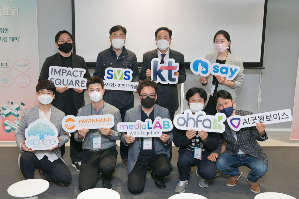 (왼쪽부터) 도현명 임팩트스퀘어 대표, 송경용 한국사회가치연대기금 이사장, 신현옥 KT 경영지원부문장 부사장과 세이글로벌, 에코피스, 포인핸드, 함께걷는미디어랩, 오파테크, AI굿윌보이스 등 6개 사회적경제적기업 대표가 ‘따뜻한 기술 더하기 챌린지’ 프로젝트 중간성과 발표회에 참석했다. 사진=KT