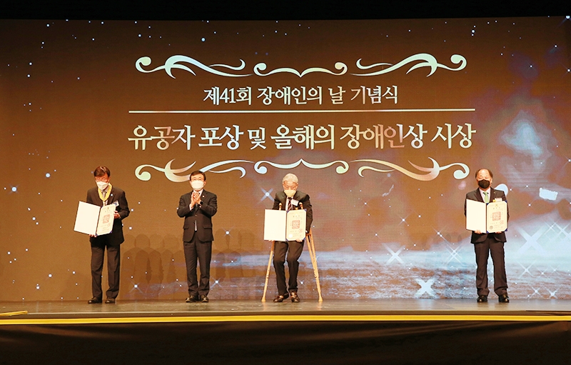 ▲국민훈장, 모란장 김용직, 목련장 정권, 석류장 박선하(좌측부터)