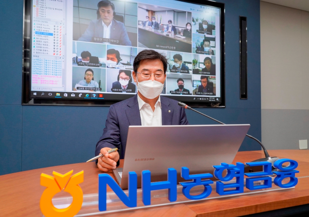 23일 서울 중구 H농협금융지주 본사에서 열린 제2차 자산운용전략 회의에서 김형신 사업전략부문장이 회의를 주재하고 있다./사진=NH농협금융지주