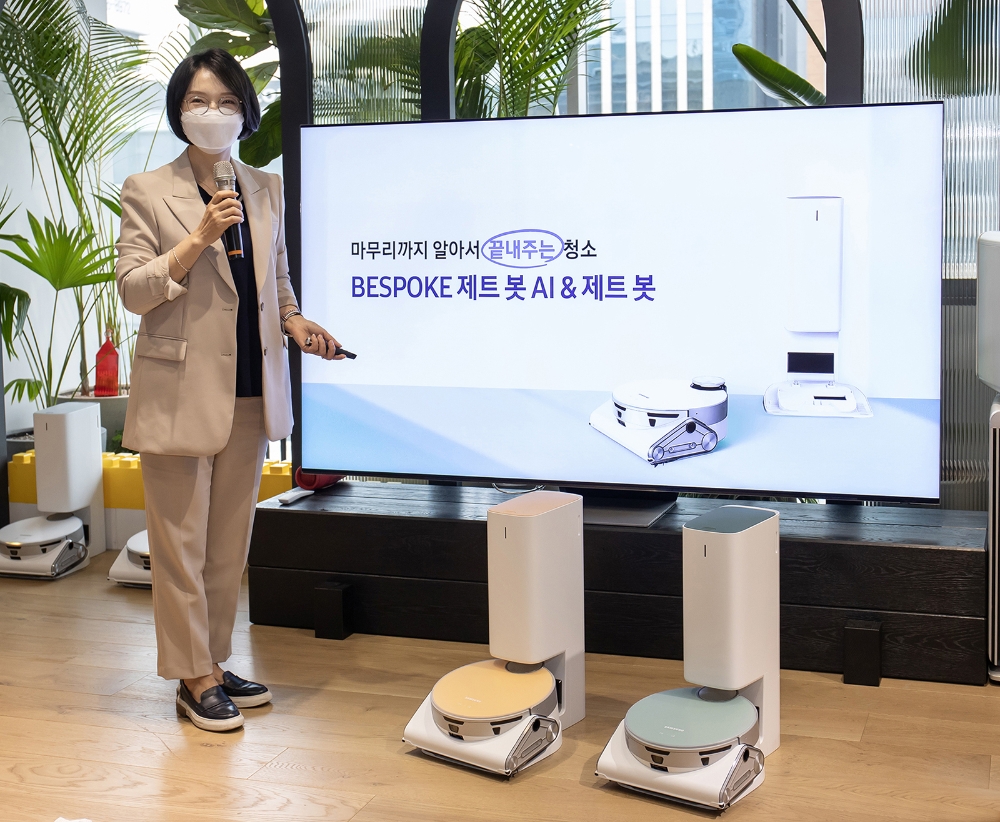 양혜순 삼성전자 생활가전사업부 상무가 인공지능 로봇청소기 '비스포크 제트 봇 AI'를 소개하고 있다. 사진=삼성전자