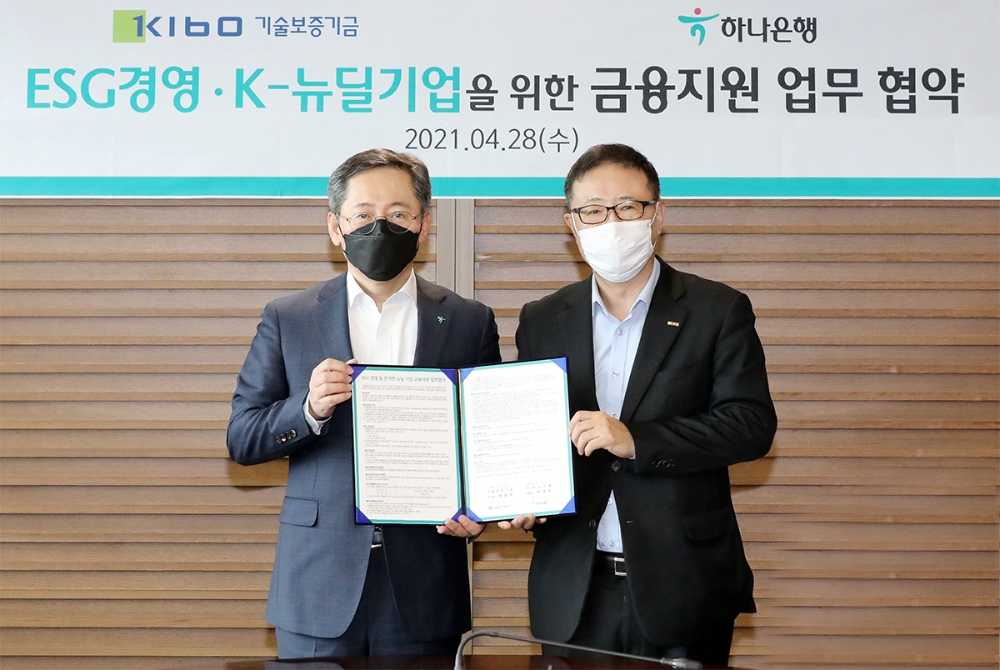 하나은행은 지난 28일 오후 서울특별시 중구 을지로 하나은행 본점에서 기술보증기금과 'ESG 경영 및 한국판 뉴딜 기업 지원 업무협약'을 체결했다고 밝혔다. 업무협약식에서 박성호 하나은행장(왼쪽)과 정윤모 기술보증기금 이사장이 기념 촬영을 하고 있다. /사진제공=하낭느행