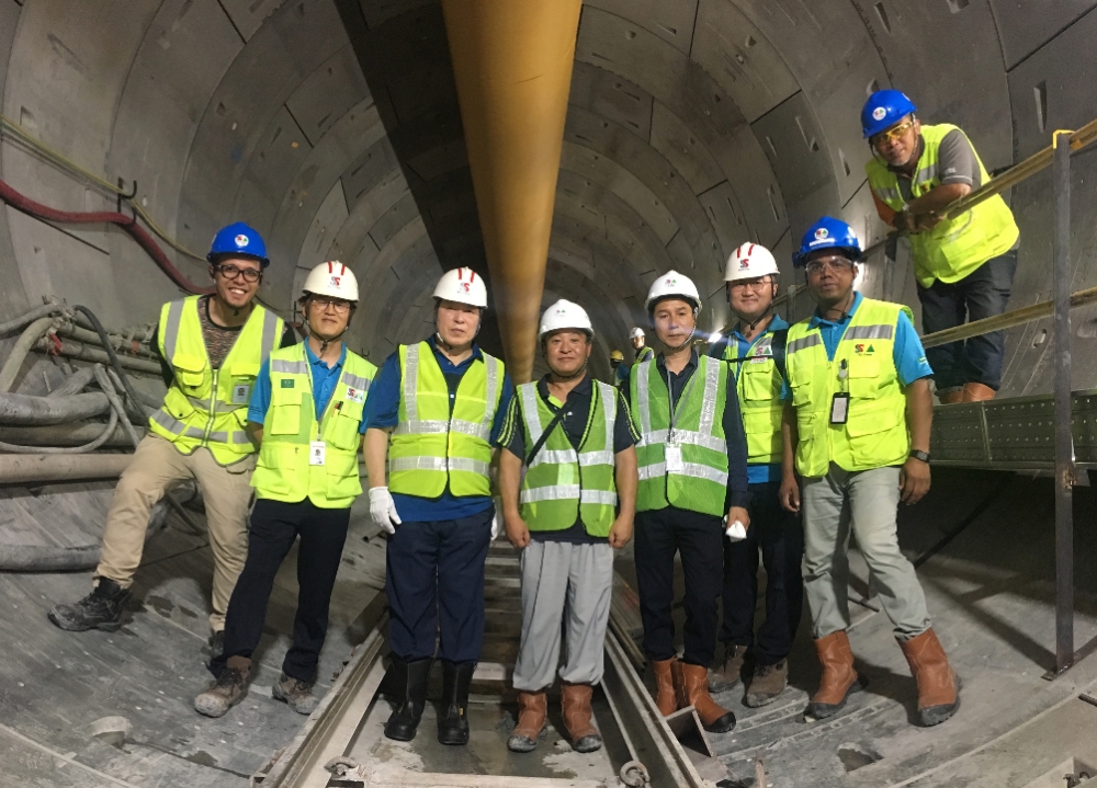 지난해 1월 싱가폴 톰슨 동부해안선 지하철 현장을 방문한 김석준 회장(왼쪽 세번째) / 사진=쌍용건설