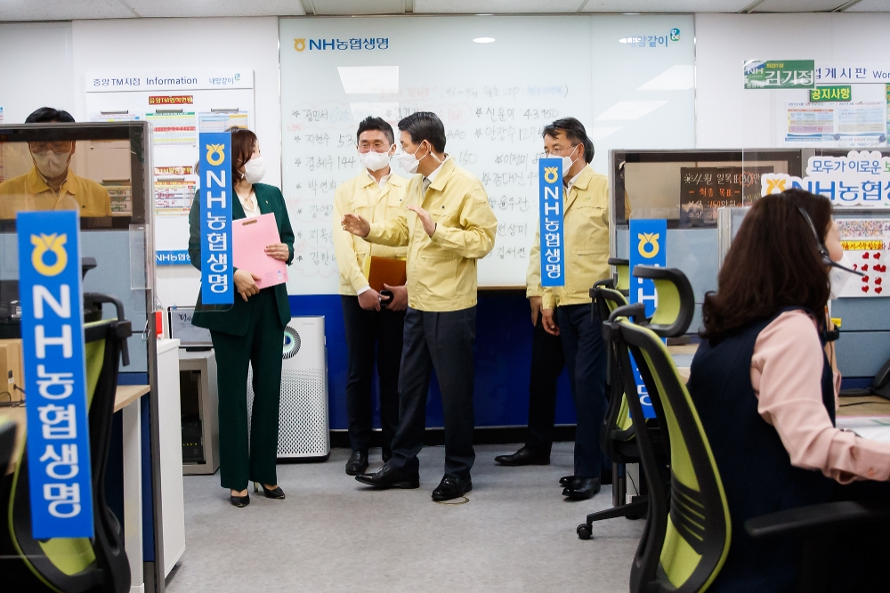 은성수 금융위원장이 29일 서울 서대문구 NH농협생명 콜센터를 방문해 코로나19 방역지침 준수상황을 점검하고 있다./사진=금융위원회(2021.04.29)