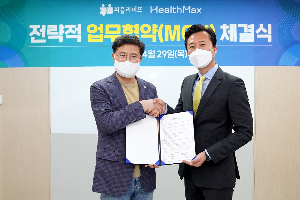 현학진 피플라이프 대표이사(왼쪽)와 헬스맥스 이상호 대표이사(오른쪽)가 지난 4월 29일 전략적 업무제휴협약(MOU)을 체결하고 기념촬영을 하고 있다./사진=피플라이프