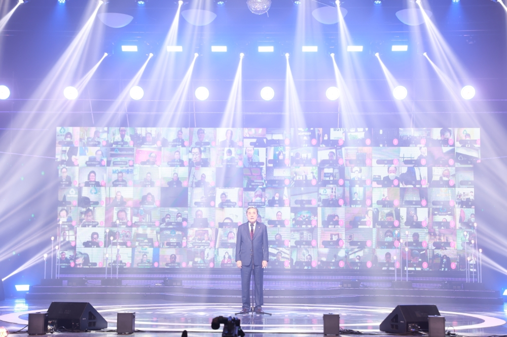 박차훈 새마을금고중앙회장이 MGTV 개국쇼를 대비해 개국인사 녹화를진행하고 있다. /사진=새마을금고중앙회