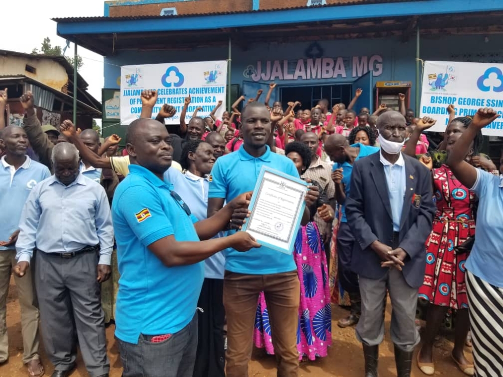 루베가 짤람바새마을금고 이사장이 영구법인 등록증을 들고 회원들과 자축하고 있다. /사진=새마을금고중앙회