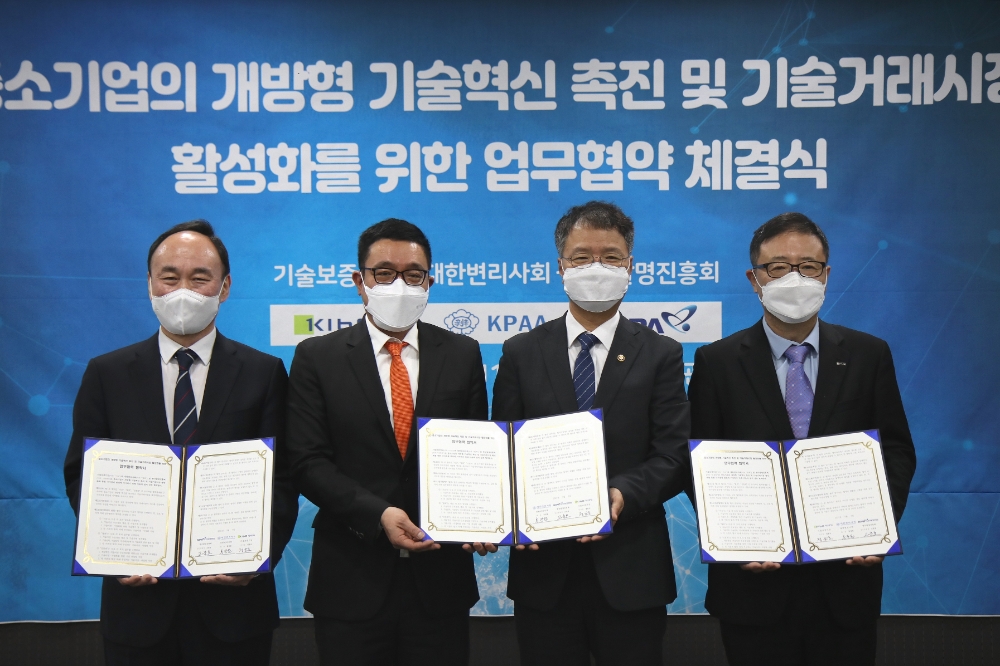 고준호 한국발명진흥회 부회장(왼쪽부터)과 홍장원 대한변리사회장, 김용래 특허청장, 정윤모 기술보증기금 이사장이 7일 서울시 대한변리사회관에서 '중소기업의 개방형 기술혁신 촉진 및 기술 거래 시장 활성화를 위한 업무협약(MOU)'을 체결한 뒤 기념촬영을 하고 있다. /사진=기술보증기금