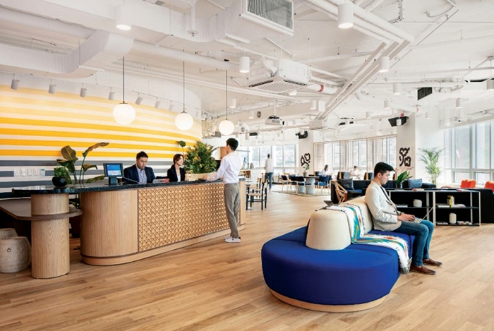 ▲ 위워크 부산 BIFC점 메인 라운지. 사진 = 위워크