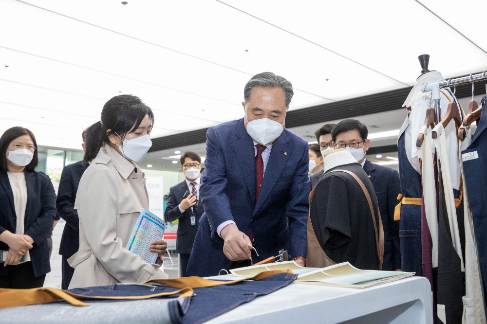 박차훈 새마을금고중앙회장이 사회적경제기업인 ‘대지를 위한 바느질’의 전통시장 유니폼을 보고 있다. /사진=새마을금고중앙회