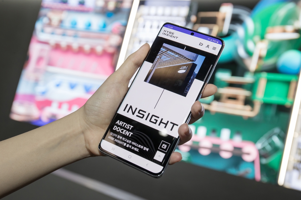 '아티스트 도슨트' 등 관람객에게 전시 경험을 제공하는 '갤럭시 S21' 시리즈. 사진=삼성전자