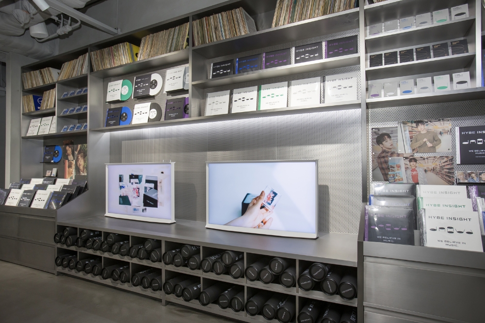 하이브 인사이트 내 뮤지엄 샵에 설치된 삼성 '더 세리프'. 사진=삼성전자