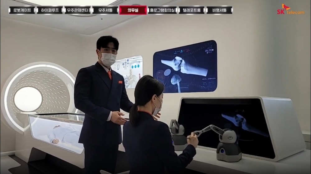 의무실에서 의료캡슐 안에 누운 조난자를 치료하고 있다. 사진=SK텔레콤 유튜브 캡처