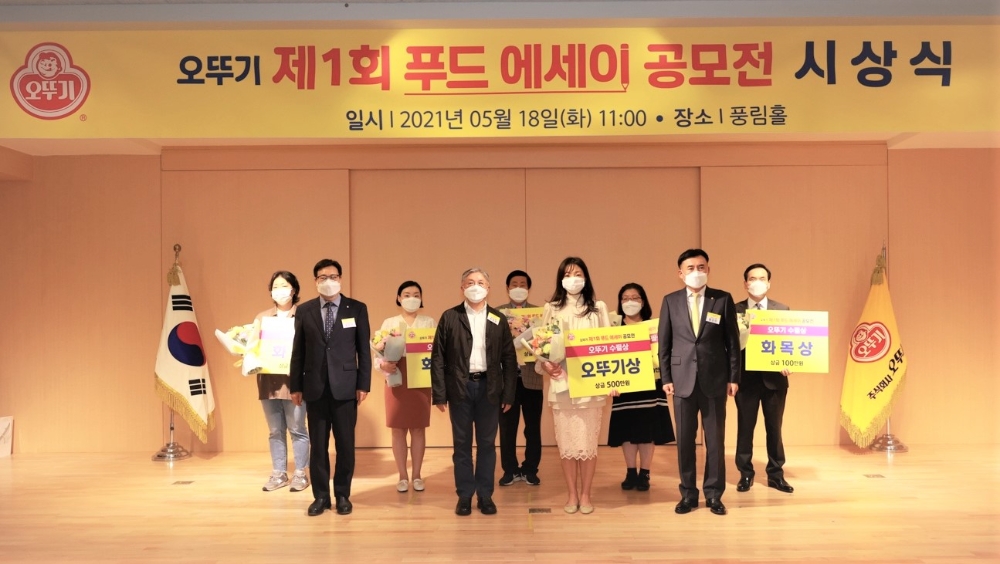 앞줄 좌측부터 최원현 심사위원장, ㈜오뚜기 함영준 회장, 오뚜기상 남명혜씨, ㈜오뚜기 황성만 사장, 뒷줄 좌측부터 화목상 유가희씨, 화목상 김지연씨, 으뜸상 김경진씨, 화목상 성기용씨, 화목상 박성근씨/ 사진제공 =(주)오뚜기