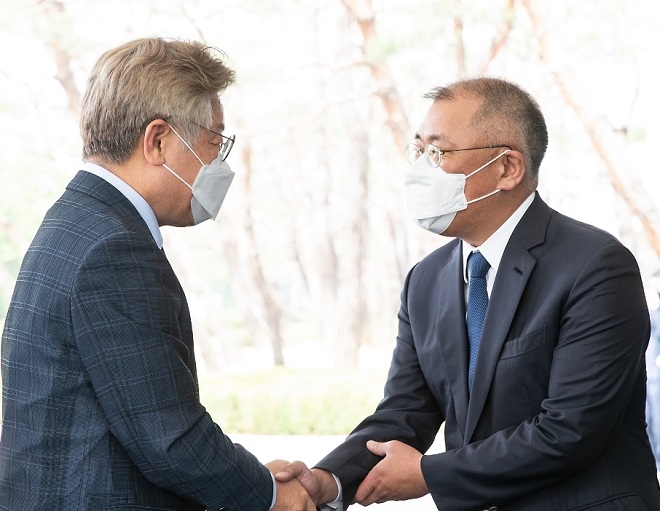 이재명 경기도지사(왼쪽)과 정의선 현대차그룹 회장. 사진=경기도청.