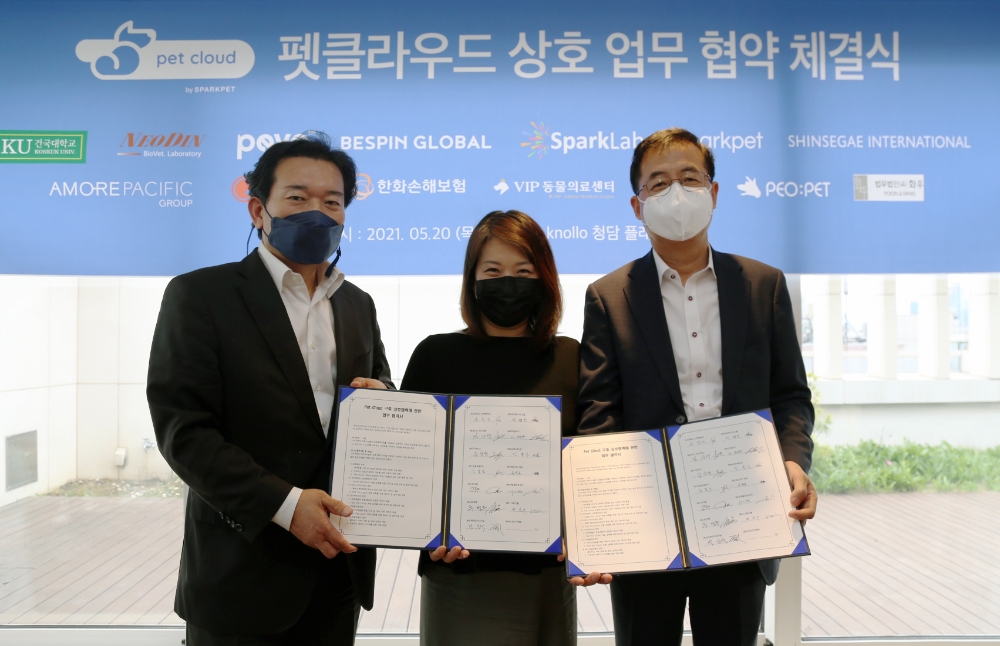 한화손해보험 임동일 CPC전략실장(오른쪽), 최용민 디지털전략팀장(왼쪽)이 스파크펫 추영주대표(가운데)와 함께 업무협약식 체결 후 기념촬영을 하고 있다./사진=한화손해보험