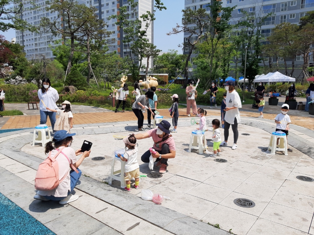 동탄2 롯데캐슬 입주민들이 비눗방울 행사에 참여하고 있다. / 사진=롯데캐