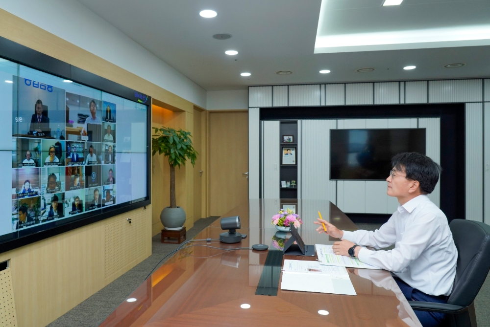 NH농협금융지주는 25일, 손병환 회장과 계열사 대표들이 참석해 당면 현안을 논의하는 최고경영자 협의회를 실시했다고 밝혔다. 손병환 농협금융 회장과 계열사 대표들이 최고경영자 협의회에서 환경‧사회‧지배구조(ESG) 전문가 초빙 강연을 듣고 있다./사진=NH농협금융지주