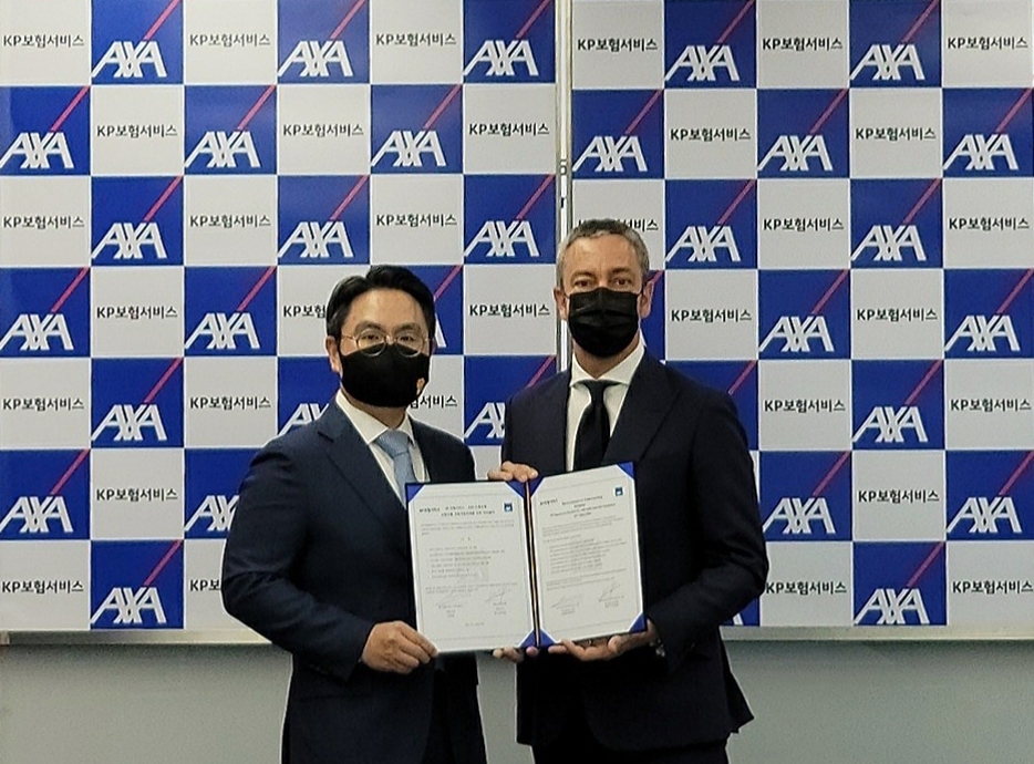 KP보험서비스 김영웅(왼쪽) 대표이사와 AXA손해보험 질 프로마조(오른쪽) 대표이사가 27일 서울 용산구 소재 악사손보 본사에서 MOU를 체결한 후 기념촬영을 하고 있다./사진=악사손보