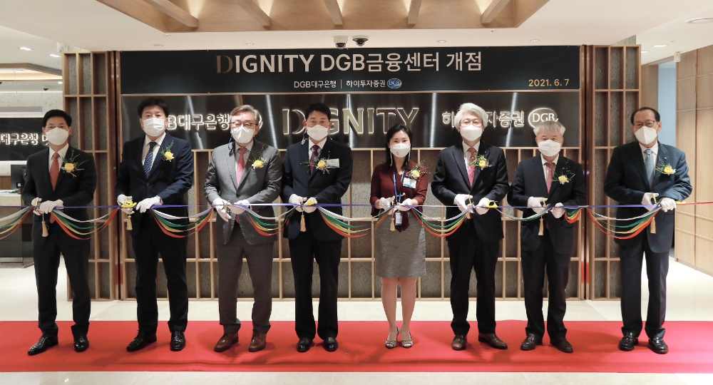 7일 DGB금융센터 개점 커팅식. (왼쪽부터) 박정홍 DGB자산운용 대표이사, 김성한 DGB생명 대표이사, 임성훈 DGB대구은행장, 송원복 대구은행 서울영업부장, 송해경 하이투자증권 강북WM센터장, 김태오 DGB금융지주 회장, 김경규 하이투자증권 대표이사, 서정동 DGB캐피탈 대표이사 / 사진제공= 하이투자증권(2021.06.07)