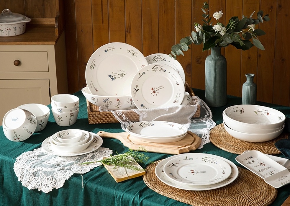 CJ온스타일의 레이첼바커 메도우플라워 8인조 디너 세트/사진제공=CJ온스타일