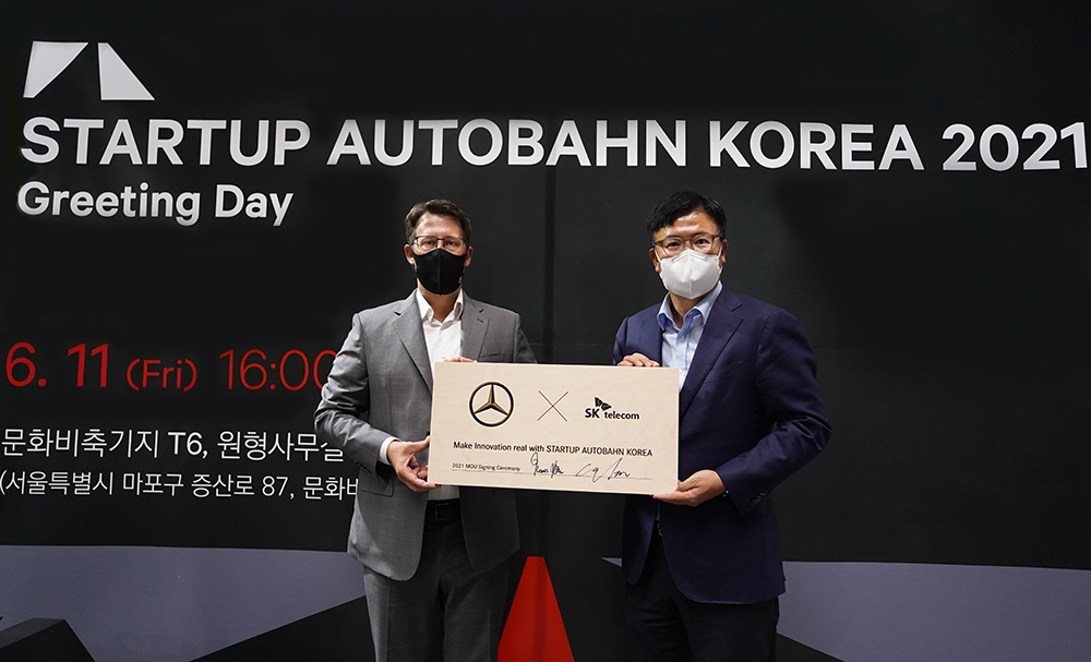 토마스 클라인 메르세데스-벤츠 코리아 대표(왼쪽), 하형일 SKT 코퍼레이트2 센터장 (오른쪽)이 유망 스타트업 발굴 및 사업 협력을 위한 업무협약을 체결했다. 사진=SK텔레콤