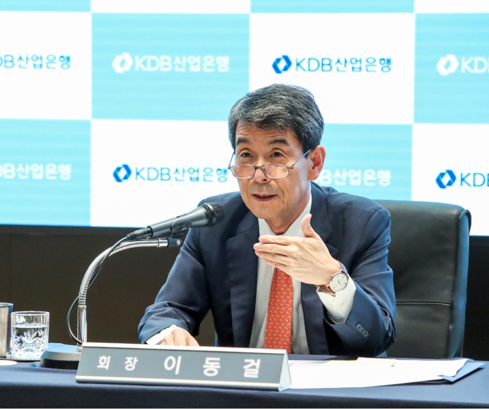 이동걸 KDB산업은행 회장이 14일 온라인 기자 간담회에서 쌍용자동차 자구안에 관한 입장을 밝히고 있다./사진=KDB산업은행