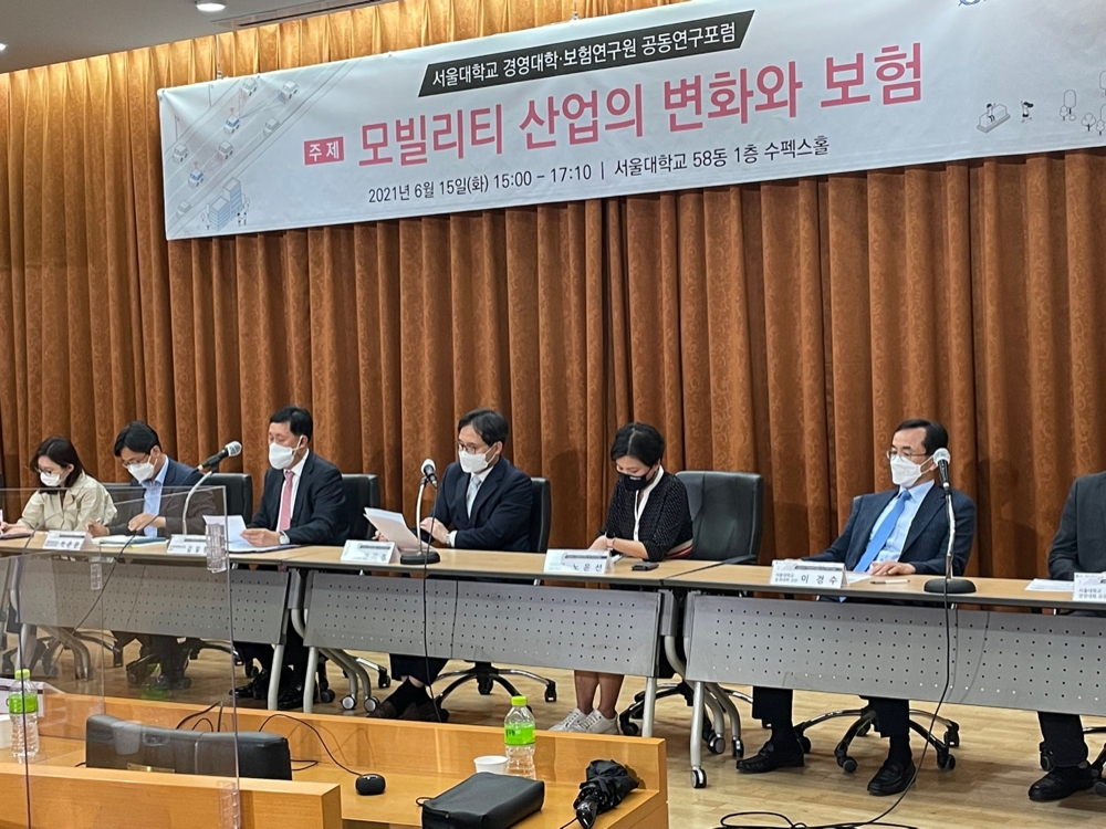 15일 서울대학교에서 열린 보험연구원·서울대학교 경영대학 공동연구포럼 '모빌리티 산업의 변화와 보험'에서 참석자들이 패널토론을 하고 있다./사진=전하경 기자