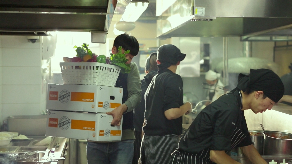 CJ프레시웨이 직원이 프랜차이즈 고객사에 식자재를 납품하고 있다. / 사진제공 = CJ프레시웨이