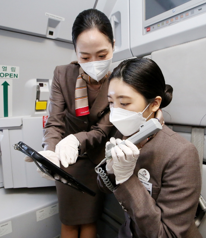 아시아나항공은 지난 18일 승무원을 꿈꾸는 인천재능대학교 학생 70명이 참여한 승무원 체험 비행 ‘Becoming Cabin Crew’ 과정을 진행했다. 사진=아시아나항공.