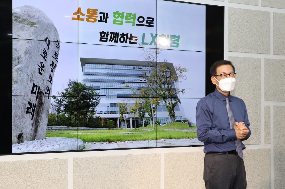 성기청 상임감사가 지난 4월 인천지역본부에서 ‘소통과 협력으로 함께하는 LX 청렴’이라는 주제로 강의를 하고 있다. /사진제공=LX공사