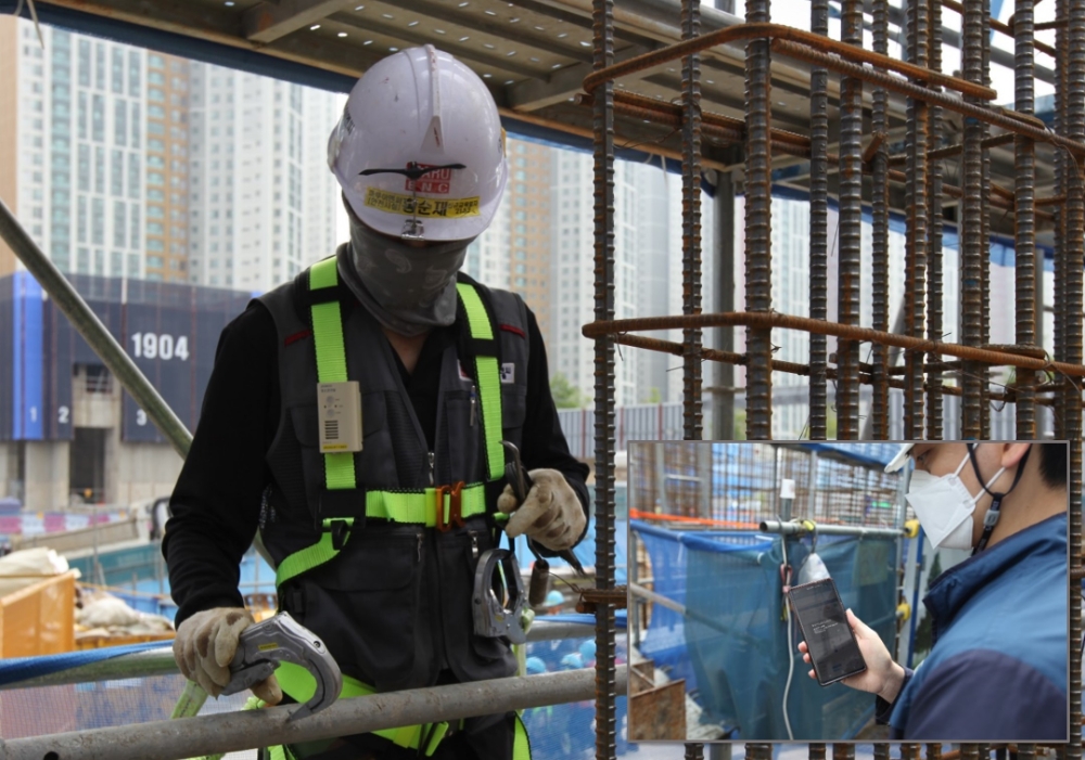 스마트 안전벨트 시연 / 사진=포스코건설