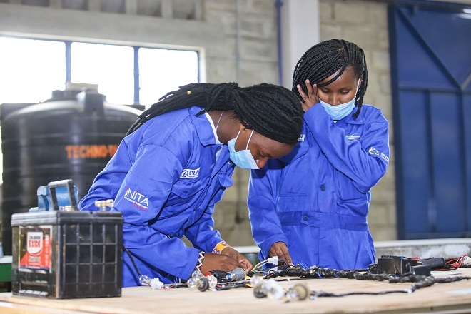 ‘현대드림센터 케냐’에서 실습 중인 드림센터 교육생들. 사진=현대차.