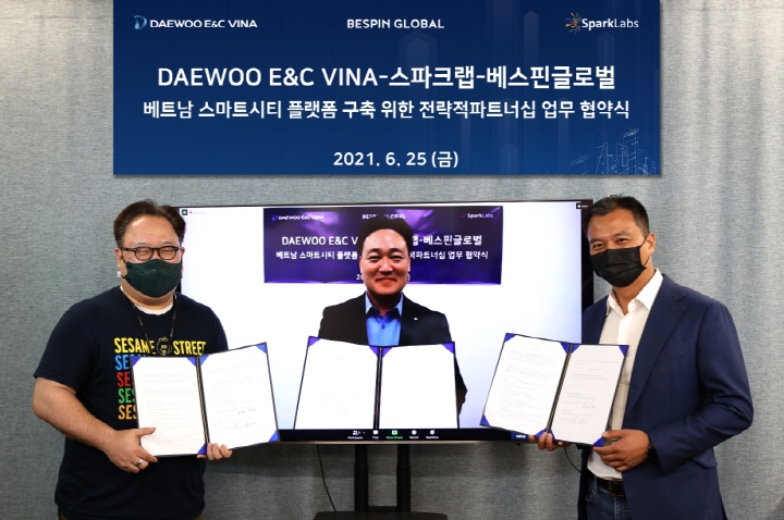 (왼쪽부터) 김유진 스파크랩 대표, 황주명 대우건설 베트남 법인장, 박경훈 베스핀글로벌 SEA 대표가 MOU를 체결하고 있다. / 사진=선을만나다