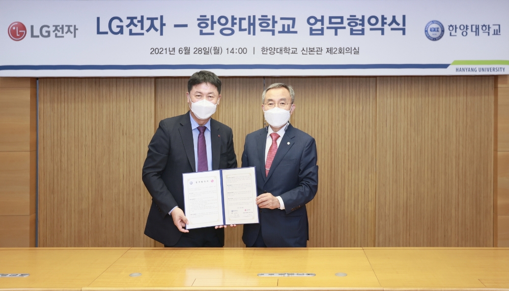 류재철 LG전자 H&A사업본부장 부사장(왼쪽)과 김우승 한양대학교 총장(오른쪽)이 인공지능·빅데이터 분야 업무협약을 체결했다. 사진=LG전자