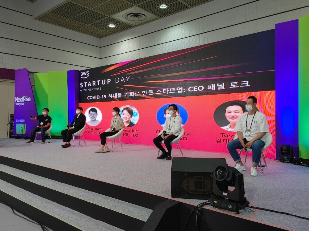 '넥스트라이즈 2021, 서울' 에서 (왼쪽부터) 이재석 마이뮤직테이스트 대표와 정지예 맘시터 대표, 최시원 채널코퍼레이션 대표, 김대현 토스랩 대표가 '코비드(COVID)19 시대를 기회로 만든 스타트업'을 주제로 패널 토크를 하고 있다./사진=한국금융신문