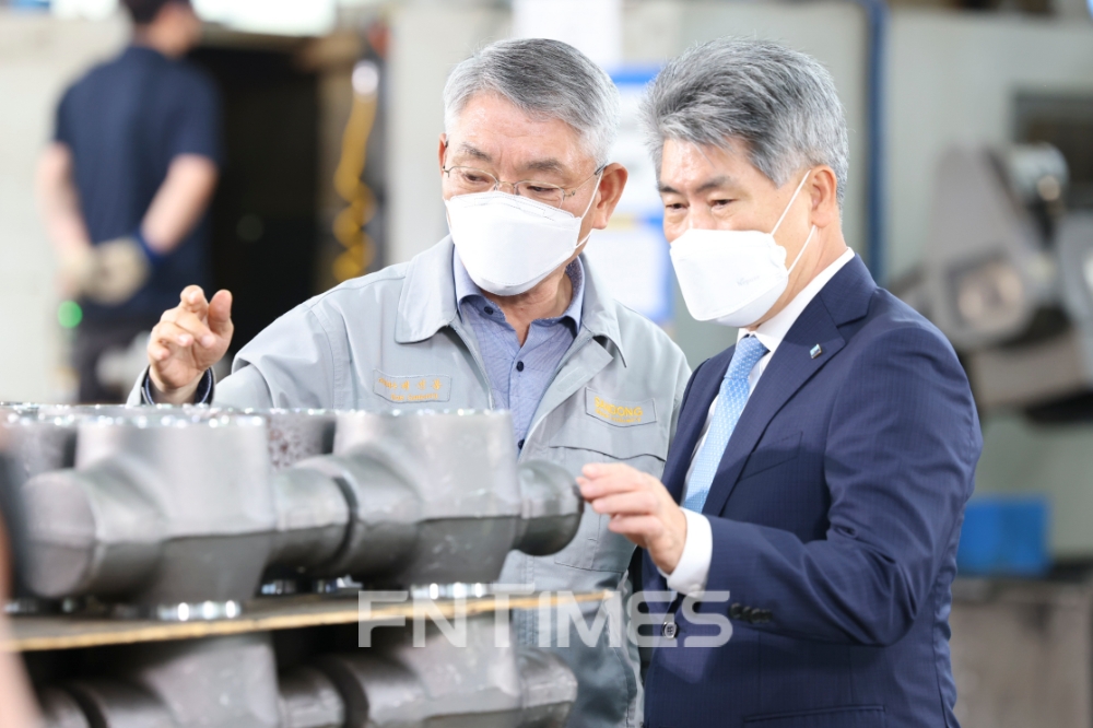 윤종원 IBK기업은행장(오른쪽)이 29일 경상북도 왜관에 있는 산동금속공업을 방문해 배선봉 대표(왼쪽)로부터 생산 공정에 대해 설명듣고 있다./사진=IBK기업은행