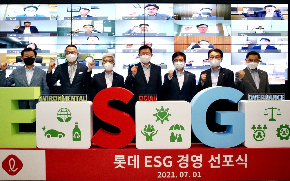롯데는 1일 서울 송파구 롯데월드타워에서 진행된 ‘2021 하반기 롯데 VCM’에서 ESG 경영 선포식을 가졌다. 사진은 (왼쪽부터) 롯데그룹 이영구 식품BU장, 이동우 롯데지주 대표이사, 송용덕 롯데지주 대표이사, 신동빈 롯데 회장, 강희태 유통BU장, 김교현 화학BU장, 이봉철 호텔&서비스BU장. / 사진제공 = 롯데지주