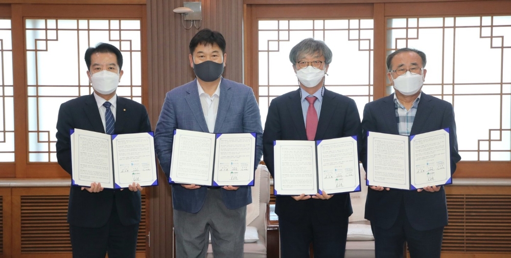 (왼쪽에서부터) 양기돈 한국부동산원 부원장과 홍의락 대구광역시 경제부시장, 김영철 대구지역문제해결플랫폼 공동추진위원장, 이종덕 대구도시공사 사장이 업무협약 체결 후 사진촬영을 하고 있다. / 사진=한국부동산원