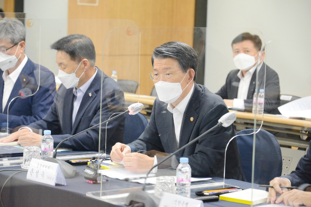 은성수 금융위원장이 1일 서울 중구 서민금융진흥원에서 열린 '햇살론 뱅크 업무협약 및 간담회'에 참석해 모두발언을 하고 있다./사진=금융위원회