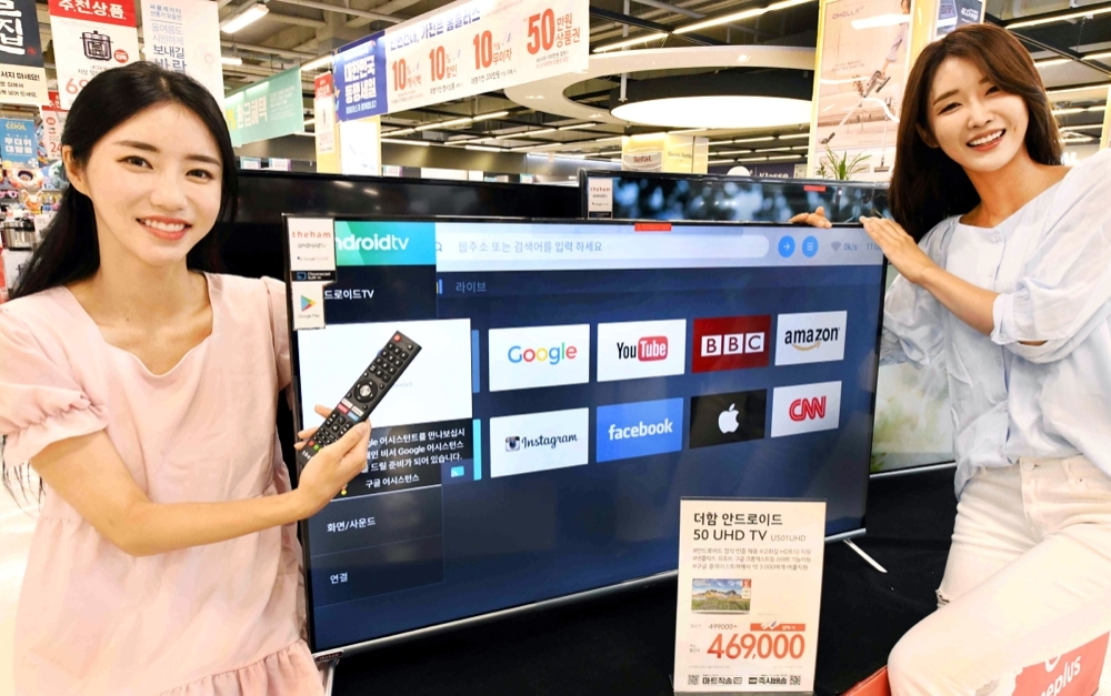 모델들이 2일 서울 등촌동 홈플러스 강서점에서 더함 프리미엄 안드로이드 TV 3종을 선보이고 있다. / 사진제공 = 홈플러스
