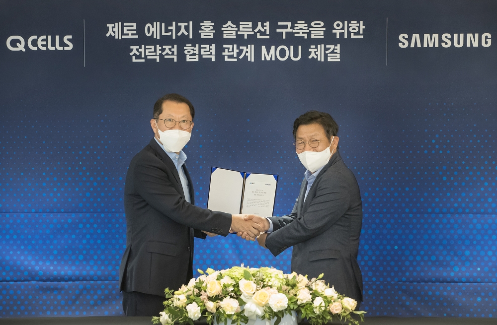 김희철 한화큐셀 사장(왼쪽)과 이재승 삼성전자 생활가전사업부장(사장)이 '제로 에너지 홈' 구축을 위한 상호 협력 양해각서(MOU)’를 체결했다. 사진=삼성전자