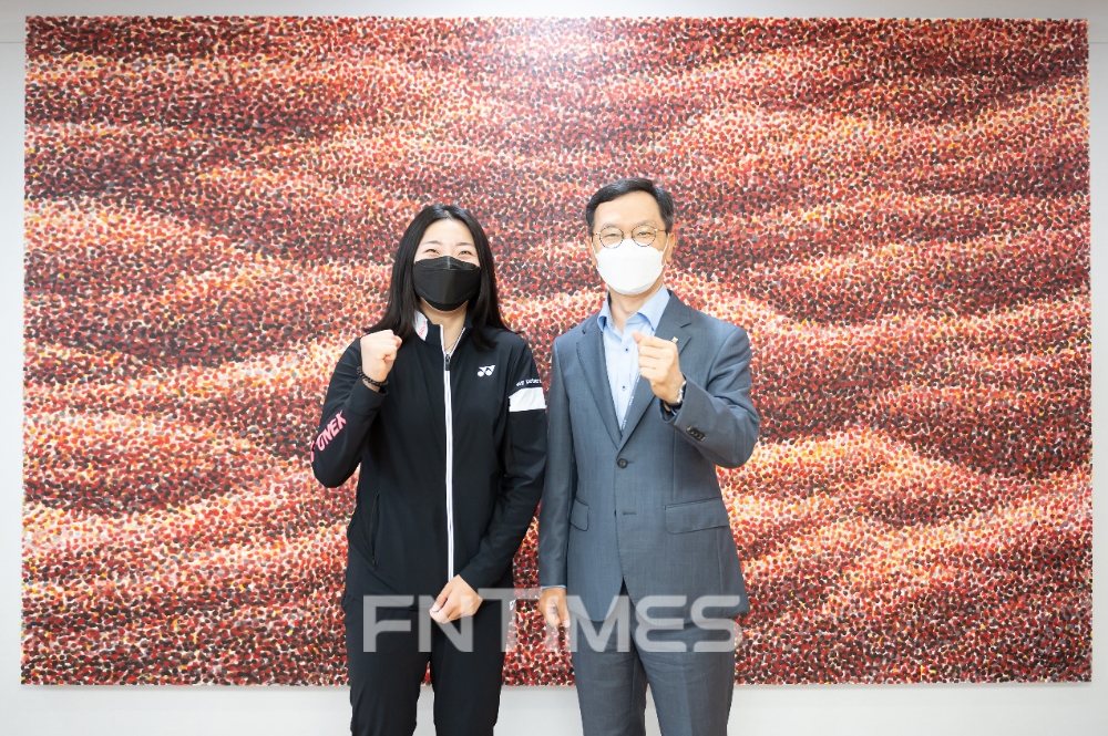 서한국 전북은행장(오른쪽)과 공희용 전북은행 배드민턴 여자실업팀 선수가 6일 '도쿄 올림픽' 출전을 앞두고 기념촬영하고 있다./사진=전북은행